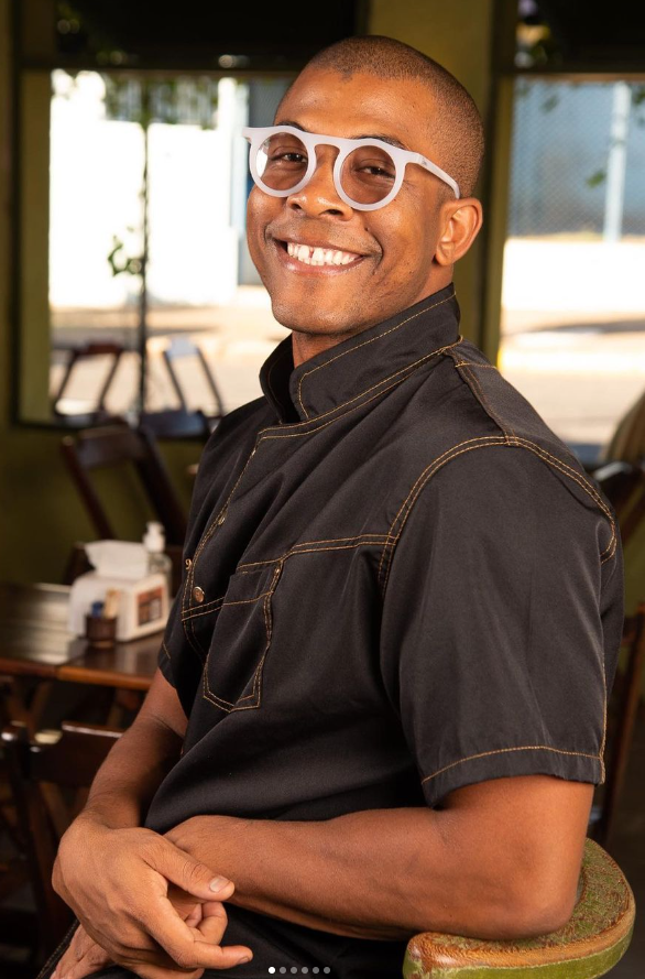 chef moacir proprietario do restaurante coisa boa,  em imagem, feita pela empresa marketing litoral